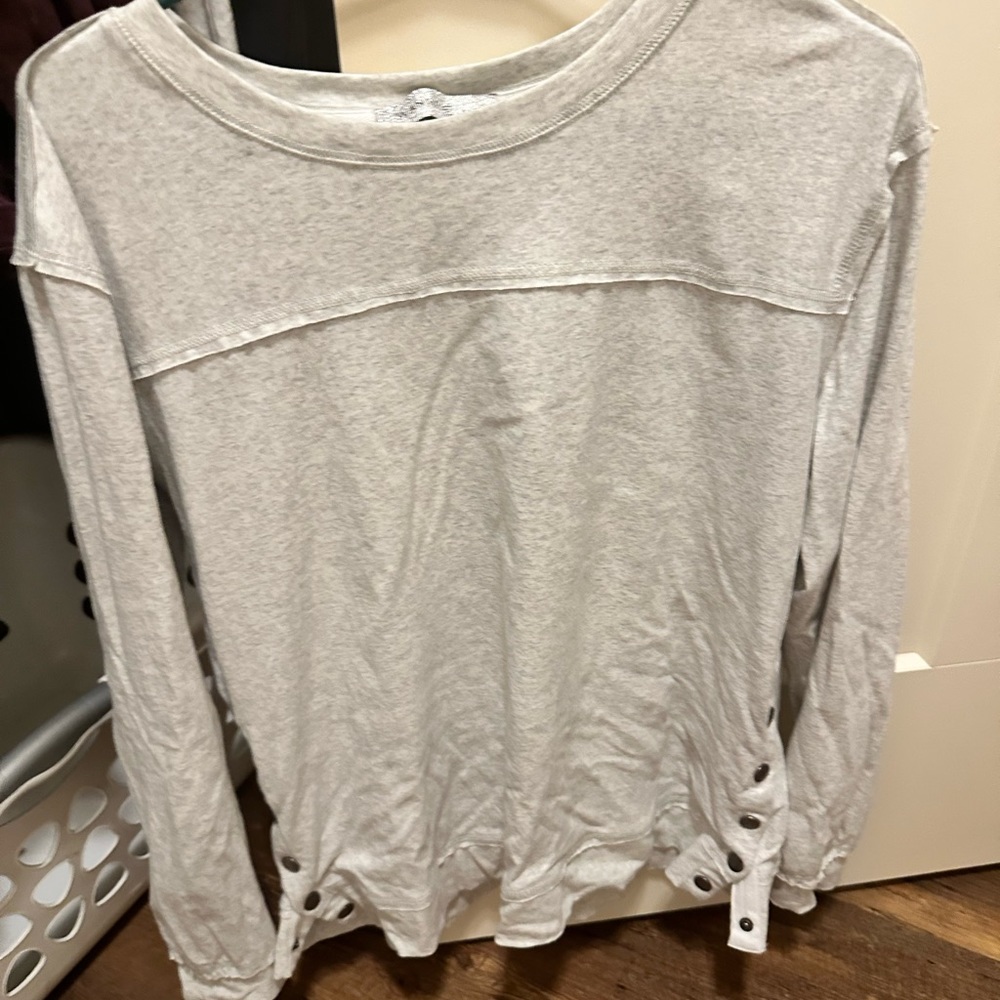 Long sleeve top with side snaps